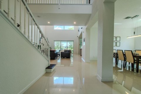 House in Royal Palm Beach, Florida 5 bedrooms, 368.54 sq.m. № 2261254 - photo 3