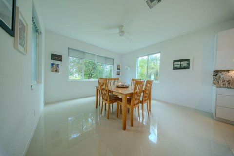 House in Royal Palm Beach, Florida 5 bedrooms, 368.54 sq.m. № 2261254 - photo 10