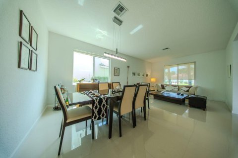 House in Royal Palm Beach, Florida 5 bedrooms, 368.54 sq.m. № 2261254 - photo 4