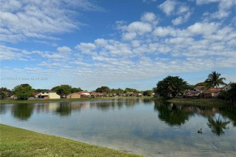Condo in Hialeah, Florida, 2 bedrooms  № 1460106 - photo 15
