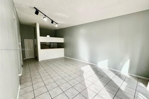 Condo in Hialeah, Florida, 2 bedrooms  № 1460106 - photo 7