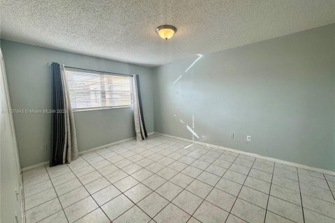 Condo in Hialeah, Florida, 2 bedrooms  № 1460106 - photo 12