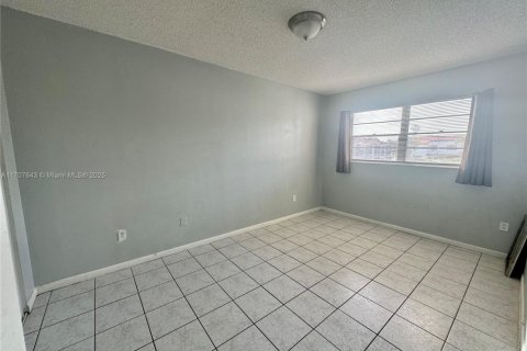 Condo in Hialeah, Florida, 2 bedrooms  № 1460106 - photo 10