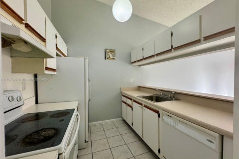 Condo in Hialeah, Florida, 2 bedrooms  № 1460106 - photo 13