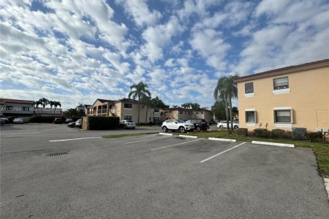 Condo in Hialeah, Florida, 2 bedrooms  № 1460106 - photo 14