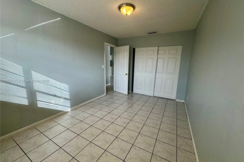 Condo in Hialeah, Florida, 2 bedrooms  № 1460106 - photo 11