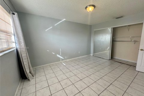 Condo in Hialeah, Florida, 2 bedrooms  № 1460106 - photo 9