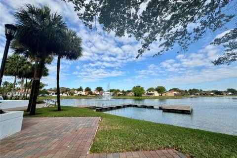 Condo in Hialeah, Florida, 2 bedrooms  № 1460106 - photo 16