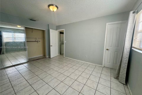 Condo in Hialeah, Florida, 2 bedrooms  № 1460106 - photo 8