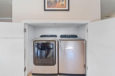 House in Cutler Bay, Florida 4 bedrooms, 261.98 sq.m. № 1968759 - photo 10