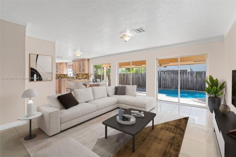 House in Cutler Bay, Florida 4 bedrooms, 261.98 sq.m. № 1968759 - photo 8