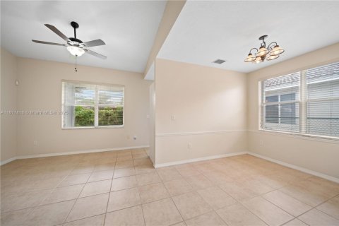 Снять в аренду виллу или дом в Майами, Флорида 3 спальни, 145.86м2, № 1949341 - фото 5