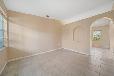 Снять в аренду виллу или дом в Майами, Флорида 3 спальни, 145.86м2, № 1949341 - фото 2