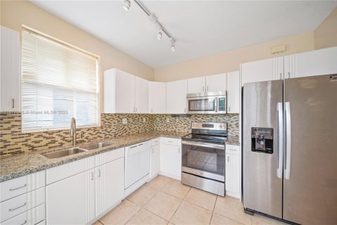 Снять в аренду виллу или дом в Майами, Флорида 3 спальни, 145.86м2, № 1949341 - фото 11