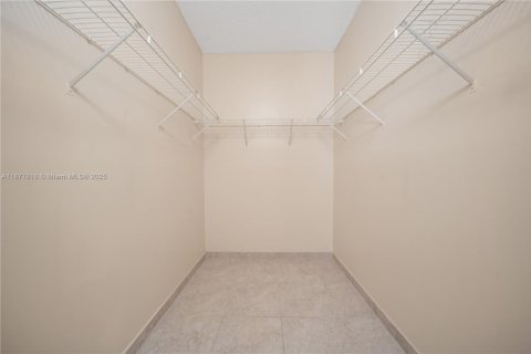 Снять в аренду виллу или дом в Майами, Флорида 3 спальни, 145.86м2, № 1949341 - фото 16