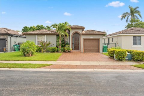 Снять в аренду виллу или дом в Майами, Флорида 3 спальни, 145.86м2, № 1949341 - фото 1