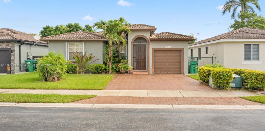 Дом в Майами, Флорида 3 спальни, 145.86м2 № 1949341