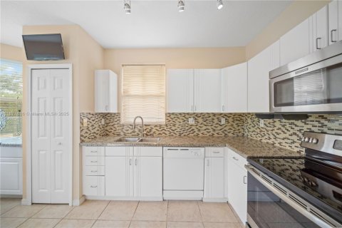 Снять в аренду виллу или дом в Майами, Флорида 3 спальни, 145.86м2, № 1949341 - фото 10