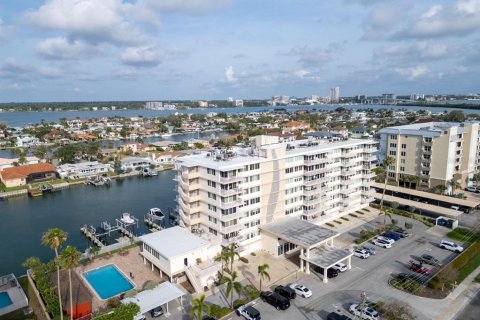 Condo in Clearwater, Florida, 3 bedrooms  № 1912345 - photo 1