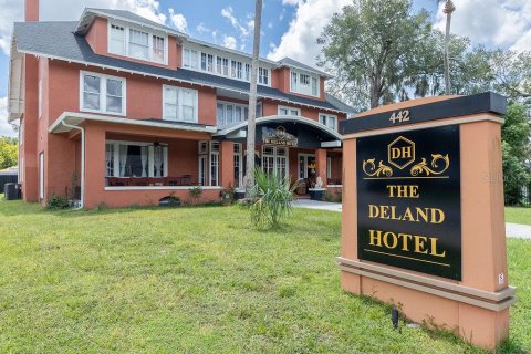 Commercial property in DeLand, Florida № 2378973 - photo 9