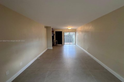 Снять в аренду таунхаус в Майами, Флорида 3 спальни, 137.68м2, № 1874928 - фото 7