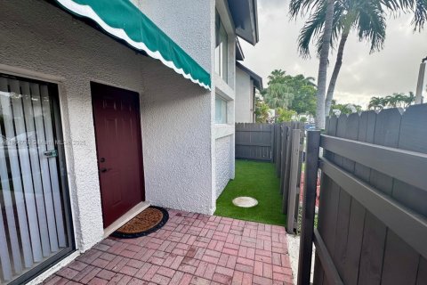 Снять в аренду таунхаус в Майами, Флорида 3 спальни, 137.68м2, № 1874928 - фото 2