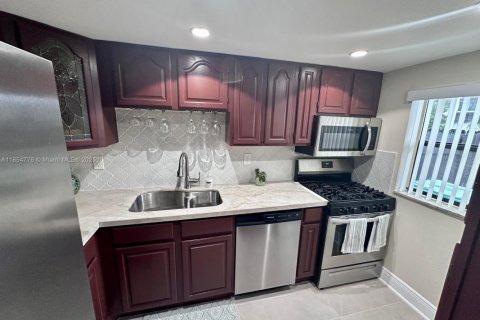 Снять в аренду таунхаус в Майами, Флорида 3 спальни, 137.68м2, № 1874928 - фото 3