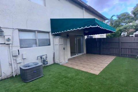 Снять в аренду таунхаус в Майами, Флорида 3 спальни, 137.68м2, № 1874928 - фото 9