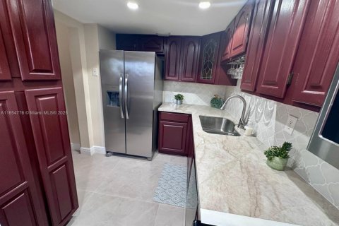 Снять в аренду таунхаус в Майами, Флорида 3 спальни, 137.68м2, № 1874928 - фото 4