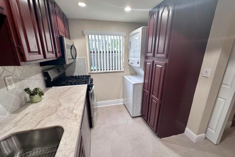 Снять в аренду таунхаус в Майами, Флорида 3 спальни, 137.68м2, № 1874928 - фото 5