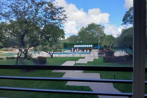 Condo in Pembroke Pines, Florida, 2 bedrooms № 2246088 - photo 15