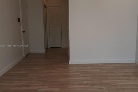 Condo in Pembroke Pines, Florida, 2 bedrooms № 2246088 - photo 11