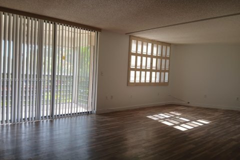 Condo in Pembroke Pines, Florida, 2 bedrooms № 2246088 - photo 2