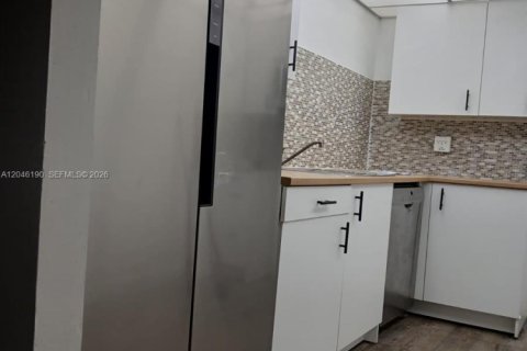 Condo in Pembroke Pines, Florida, 2 bedrooms № 2246088 - photo 4