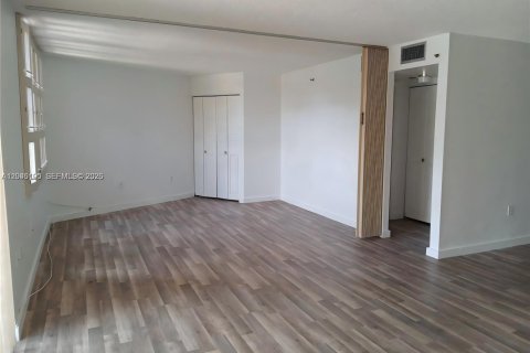 Condo in Pembroke Pines, Florida, 2 bedrooms № 2246088 - photo 6