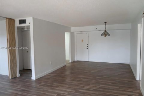 Condo in Pembroke Pines, Florida, 2 bedrooms  № 2246088