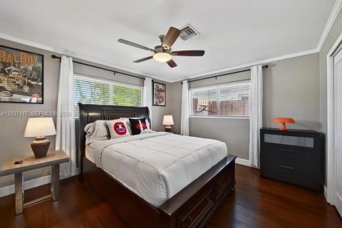 House in Wilton Manors, Florida 3 bedrooms, 150.41 sq.m. № 2086752 - photo 25