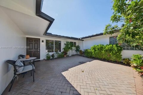 House in Wilton Manors, Florida 3 bedrooms, 150.41 sq.m. № 2086752 - photo 14