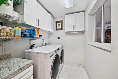 House in Wilton Manors, Florida 3 bedrooms, 150.41 sq.m. № 2086752 - photo 20
