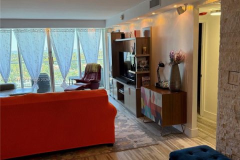 Condo in Miami Beach, Florida, 2 bedrooms  № 2004994 - photo 22