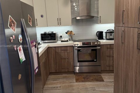 Condo in Miami Beach, Florida, 2 bedrooms  № 2004994 - photo 14