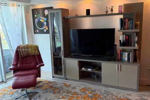 Condo in Miami Beach, Florida, 2 bedrooms  № 2004994 - photo 27