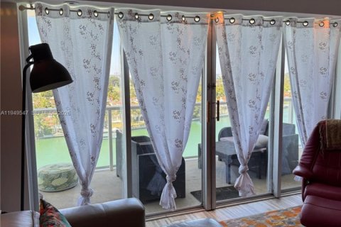 Condo in Miami Beach, Florida, 2 bedrooms  № 2004994 - photo 23