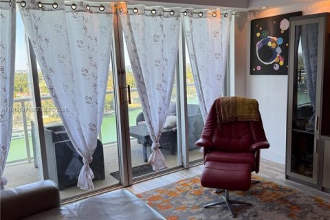 Condo in Miami Beach, Florida, 2 bedrooms  № 2004994 - photo 28