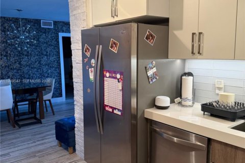 Condo in Miami Beach, Florida, 2 bedrooms  № 2004994 - photo 18