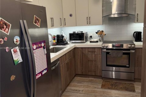 Condo in Miami Beach, Florida, 2 bedrooms  № 2004994 - photo 13