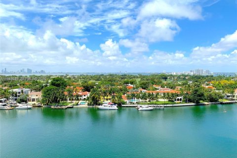 Condo in Miami Beach, Florida, 2 bedrooms  № 2004994 - photo 2