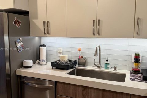 Condo in Miami Beach, Florida, 2 bedrooms  № 2004994 - photo 17