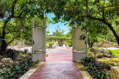 Casa en venta en Miami, Florida, 5 dormitorios, 324.23 m2 № 1882178 - foto 23