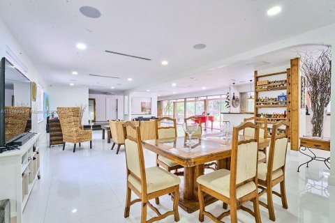 Casa en venta en Miami, Florida, 5 dormitorios, 324.23 m2 № 1882178 - foto 15